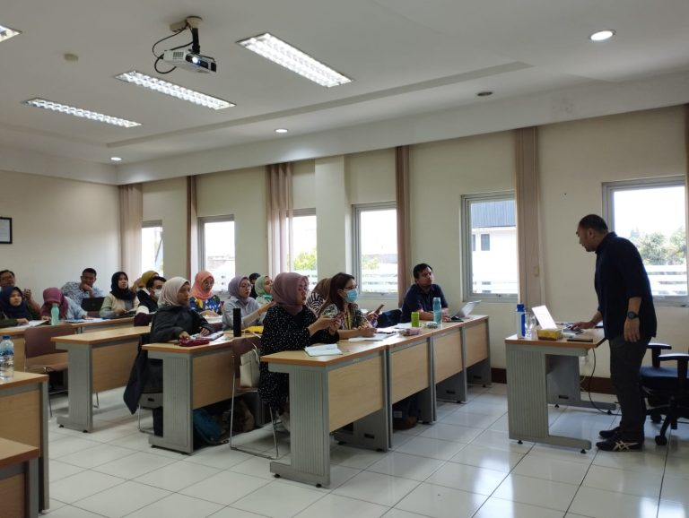 Visiting Lecture Guru Besar Akutansi Fakultas Ekonomi dan Bisnis Universitas Padjadjaran di Program Magister Akutansi Sekolah Pascasarjana Universitas Widyatama
